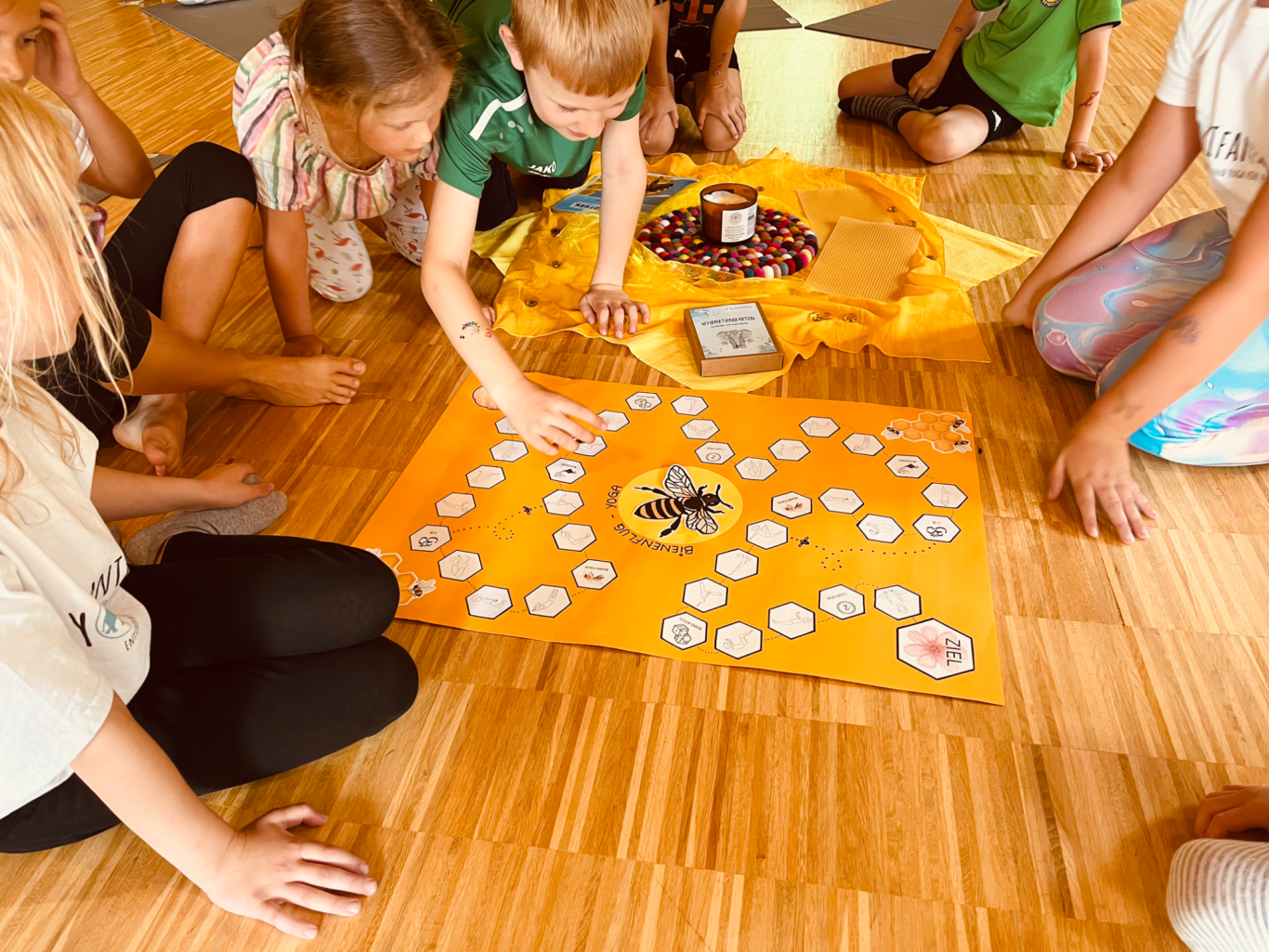 Yogaspiel in der Bienenyogastunde