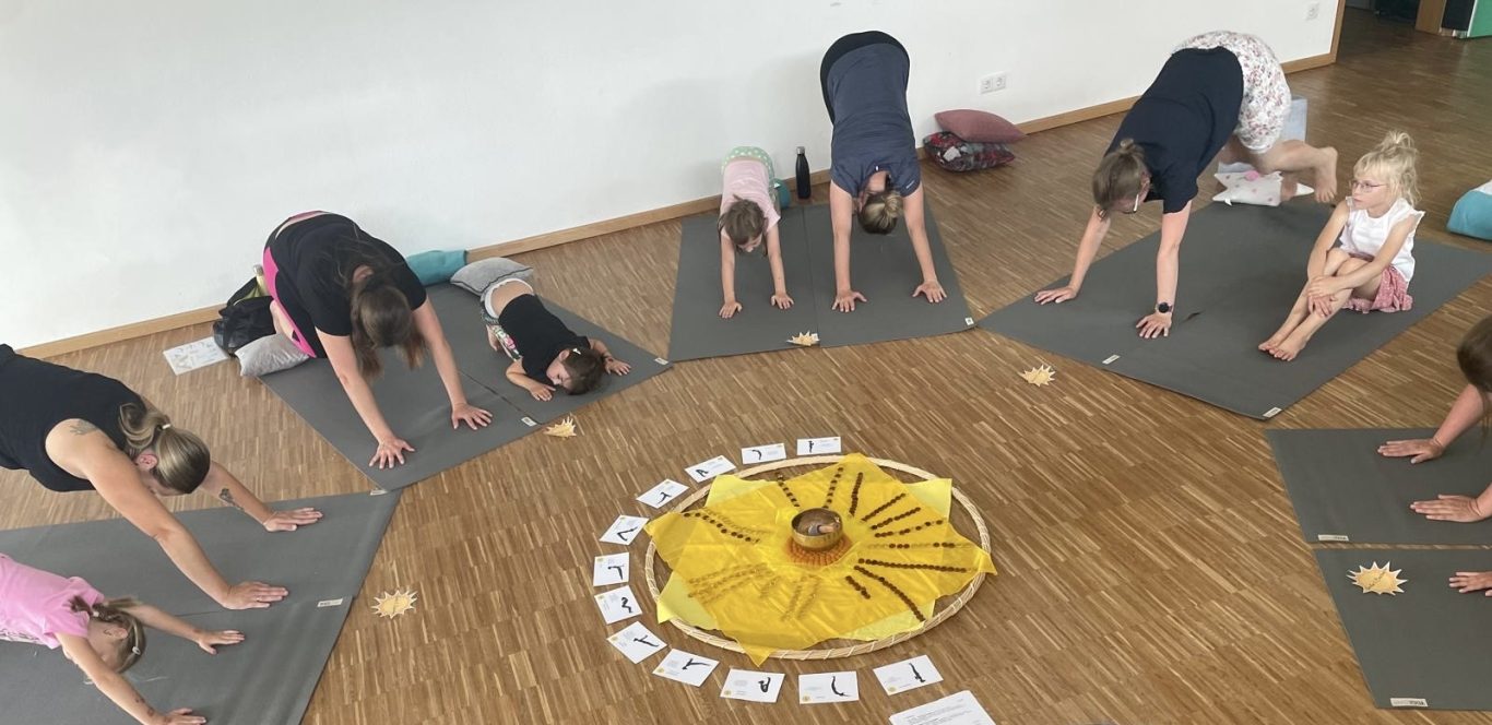 Eltern-Kind-Yoga Workshop "Lass die Sonne in dein Herz"